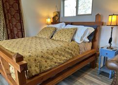 Lovely cottage on horse farm with petting zoo and trails - Montrose - Chambre