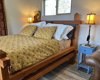 Lovely cottage on horse farm with petting zoo and trails - Montrose - Bedroom