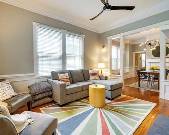 Wilmington Vacation Rental Close to Rive - Wilmington - Living room