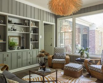 Overlooking the entrance to the Memphis Zoo and the Overton Park formal gardens - ممفيس (تنيسي) - غرفة معيشة