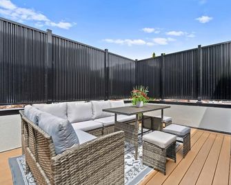 Casa Hotels Gerrard Match Day Group Stay - Toronto - Balcony