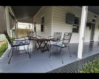 River Cottage perfect for your stay over in Coonabarabran. 200m from Main Str. - Coonabarabran - Patio