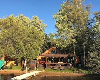 Endless Summer and Cool Winter on Big Shag Lake in Gwinn, Michigan with Sauna - Gwinn - Building
