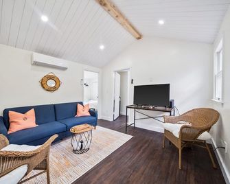 Gold Anchor Cottage - private hot tub getaway! - Sandwich - Living room