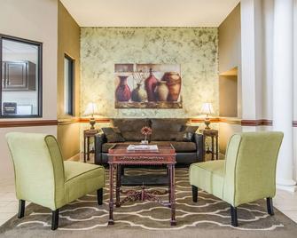 Quality Suites - Graham - Area lounge