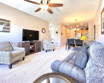 Bison Ranch Condo | Newly Renovated Condo w/Amazing Amenities! - Heber-Overgaard - Living room