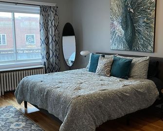 Large 2 Bedroom 1 Bath Apartment right on Main Street in Downtown Ellsworth. - Ellsworth - Sypialnia