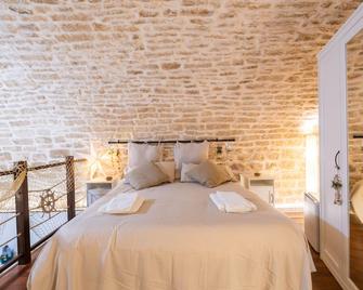Sea front historic house in the heart of old town, inside torrione aragonese - Giovinazzo - Schlafzimmer