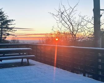 Cozy 3 bedroom mountain side home featuring AC, WiFi and two living spaces. - East Durham - Balcón