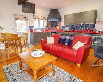 Quiet Waters Cottage - Coleraine - Living room