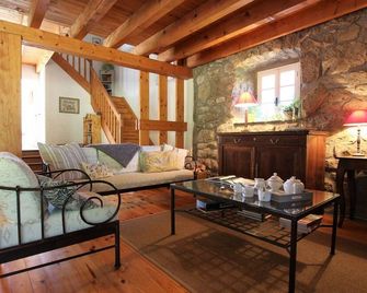 Charming Cottage with Terraces in Scenic Le Chambon-sur-Lignon - Le Chambon-sur-Lignon - Salon