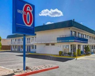 1 King Bed | Non-Smoking - Grants - Building