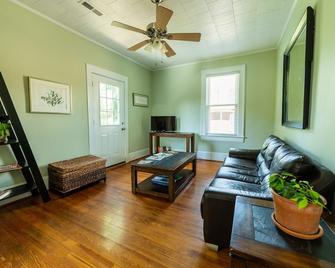 An urban oasis in downtown Winston-Salem - Winston-Salem - Living room
