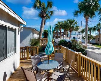 Classic Florida beachside cottage with nearby ocean access & WiFi - Laguna Beach - Balcony