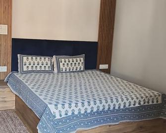 Charming bungalow in Gwalior with WiFi and AC . - Gwalior - Bedroom