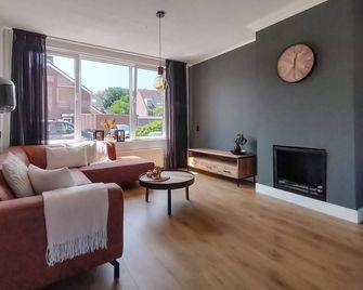 3 Bedroom Nice Home In Oost-Souburg - Oost-Souburg - Living room