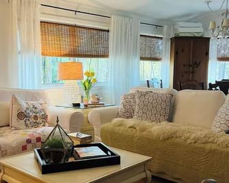 My Blue Haven | a cottage retreat close to the beach and steps from Sauble River - Sauble Beach - Huiskamer