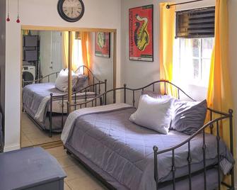 Long Beach Vacation Rental with Patio, 2 Mi to Ocean - Long Beach - Schlafzimmer