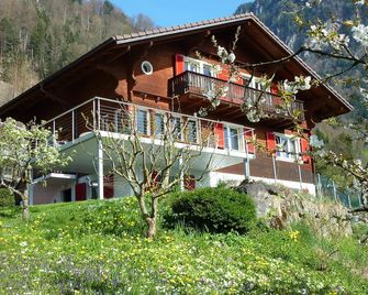 Bright attic flat in Chalet Bärgblick - Vitznau - Gebäude