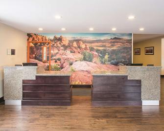 La Quinta Inn & Suites by Wyndham Moab - Moab - Front desk