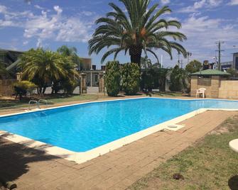 Platinum Motel - Bentley - Piscina