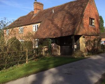 Cottage sympathetically converted from farm buildings the heart of Surrey Hills - Dorking - Building