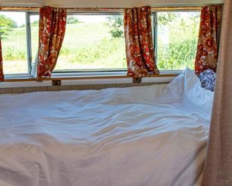 Retro 1960's Caravan With Mountain Views - Abergavenny - Bedroom