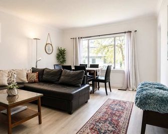 Cozy 2br 1ba Retreat in Vibrant Vancouver - Vancouver - Phòng khách