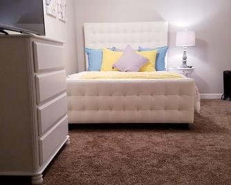 Wooded Oasis Minutes from Biltmore Park, I26 and the French Broad - Arden - Bedroom