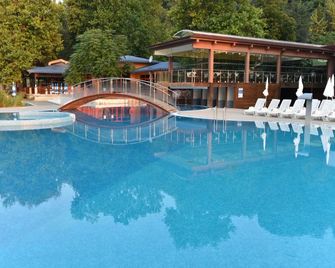 Arabella Beach Hotel - אלבנה - בריכה