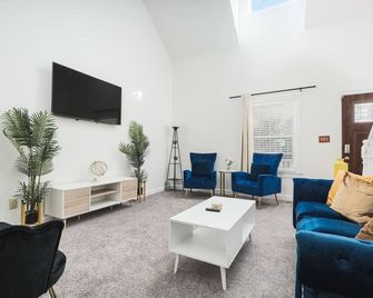 Cozy Home near Downtown Indy - Indianapolis - Living room