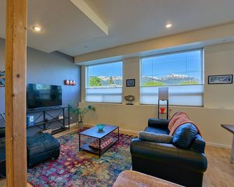 Blue Moon Retreat ~~ Spacious duplex unit with SAUNA and a stunning view - Joseph - Sala de estar