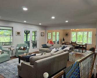 Lake front home for the whole family sleeps12 - Flowery Branch - Wohnzimmer