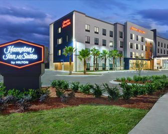 Hampton Inn & Suites by Hilton Middleburg - Middleburg - Building