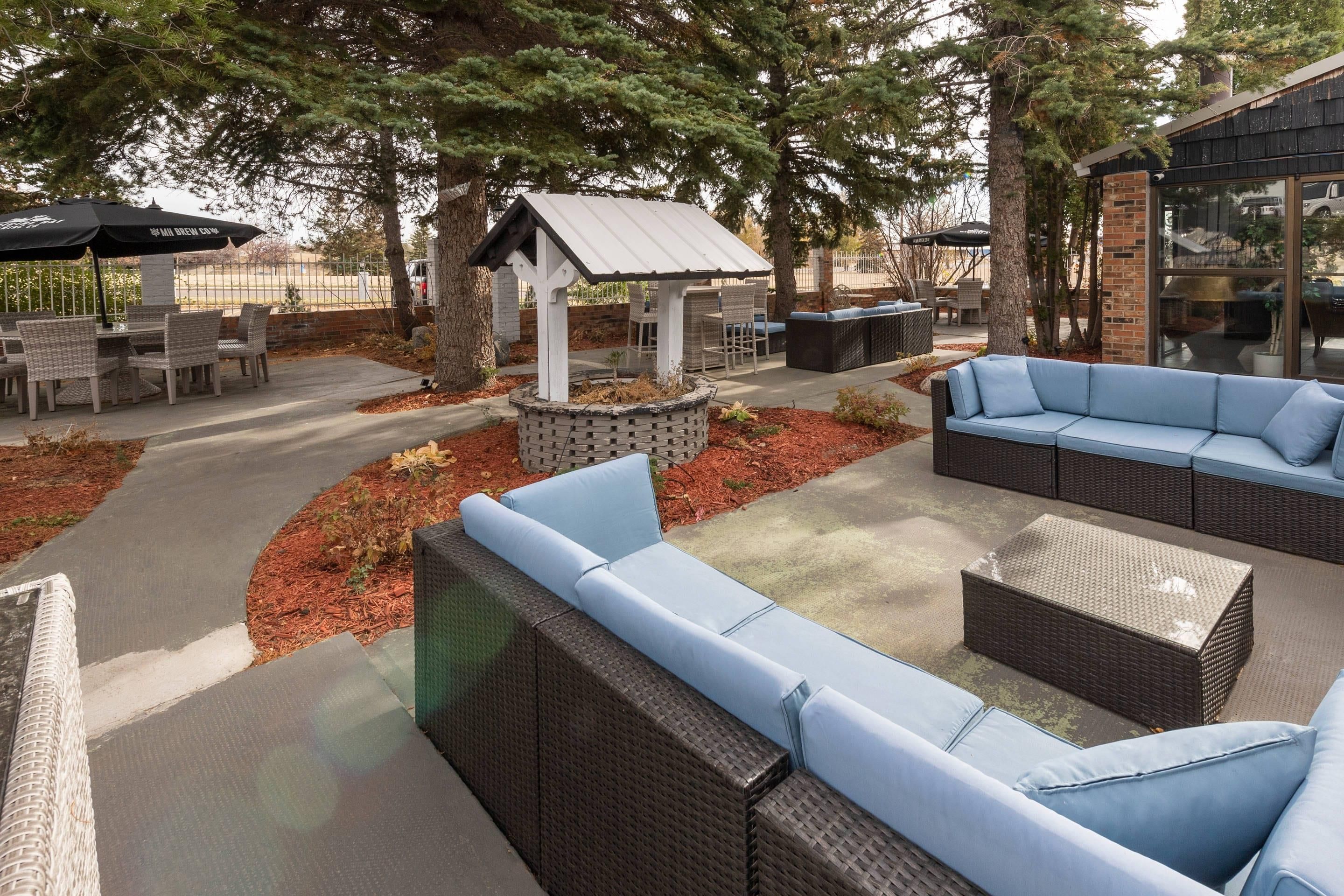 Clarion Pointe - Medicine Hat - Innenhof