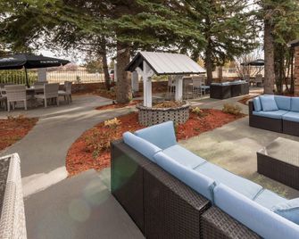 Clarion Pointe - Medicine Hat - Innenhof