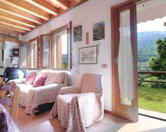 Mountain-view holiday home in Cison di Valmarino with garden - Cison di Valmarino - Huiskamer