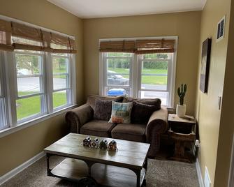 5-Bedroom Sleeps Up To 12 + Spacious! - Racine - Living room