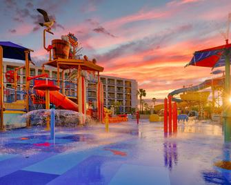 كورتيارد باي ماريوت أناهايم ثيم بارك إنترانس - انهايم - ردهة