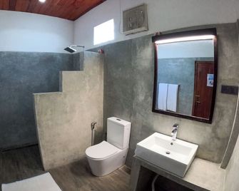 Surf Bay Villa - Dikwella - Bathroom
