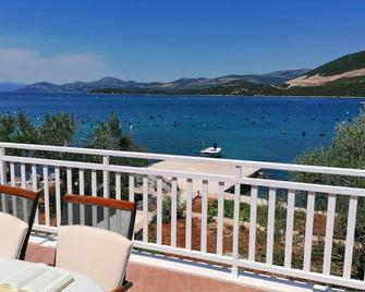 Holiday Home Blue Dream - Putnikovic - Balcón