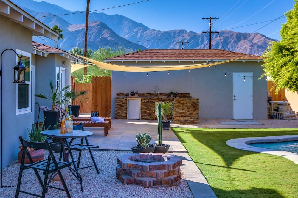 Walk To Town! - Boho Rhapsody - פאלם ספירנגס - פטיו