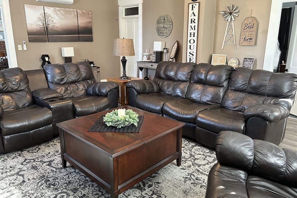 Quiet Rural Setting featuring a Spacious Beautiful 1800s Farmhouse ALL Updated - Anderson - Lounge