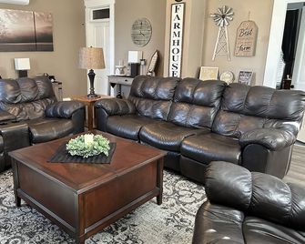 Quiet Rural Setting featuring a Spacious Beautiful 1800s Farmhouse ALL Updated - Anderson - Lounge