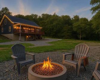 Cabin w/ Hot Tub, Frisbee Golf, Games on 13 Acres - Strasburg - Patio