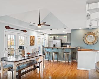 Cozy Blue Lake House - Williamstown - Dining room