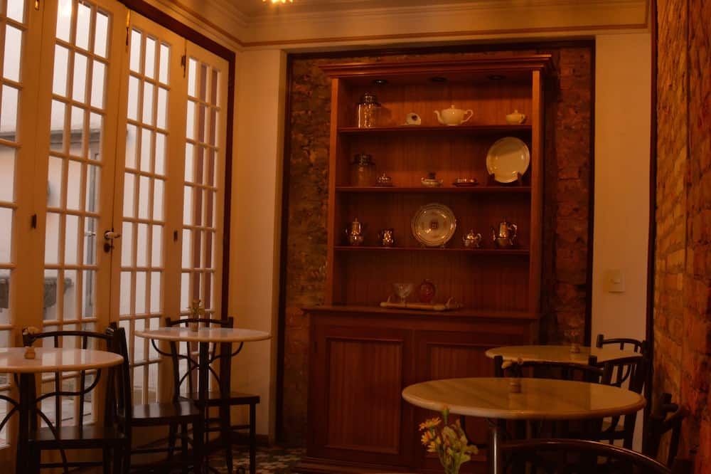 بوزادا سولار سينهورا داس ميرسيز - أورو بريتو - مطعم