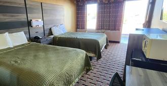 Super 7 Inn - Midland - Bedroom