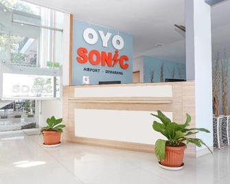 RedDoorz near Ahmad Yani Airport - Semarang - Front desk