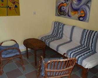 Small guest house in quiet private grounds. - Asfendiou - Pokój dzienny